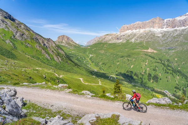 Vacker Aktiv Senior Kvinna Rider Den Berömda Sella Ronda Mountainbike — Stockfoto