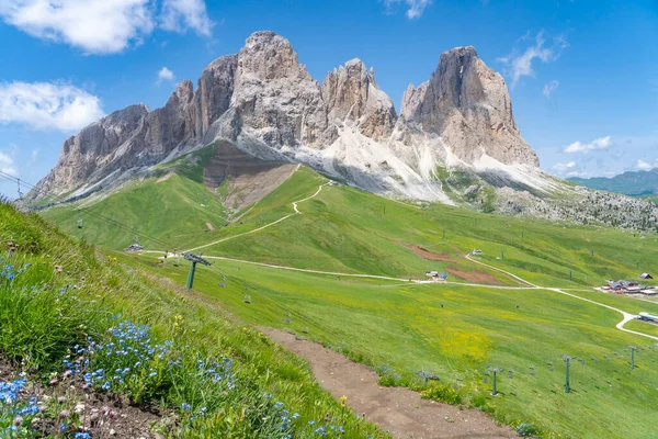Alta Badia Dolomitleri 'nin Fanes-Sennes-Braies Doğa Parkındaki nefes kesici dağ manzarası, Güney Tyrol, İtalya