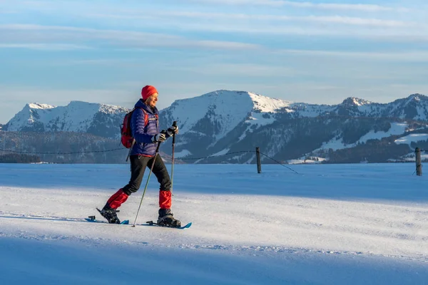 Mujer Mayor Activa Raquetas Nieve Los Alpes Allgaeu Cerca Oberstaufen —  Fotos de Stock