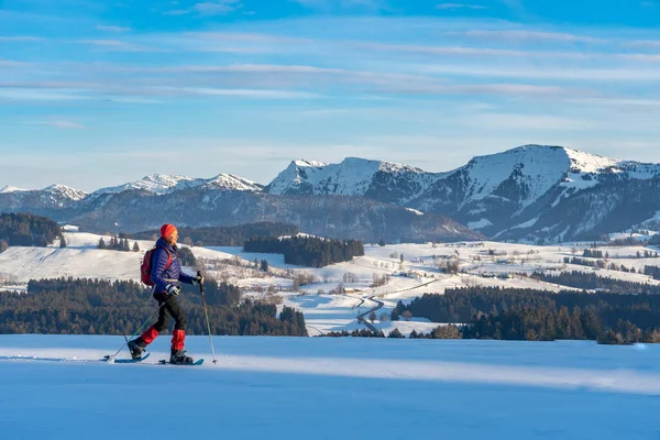 Active Senior Woman Snowshoeing Allgaeu Alps Oberstaufen Baviera Alemanha — Fotografia de Stock