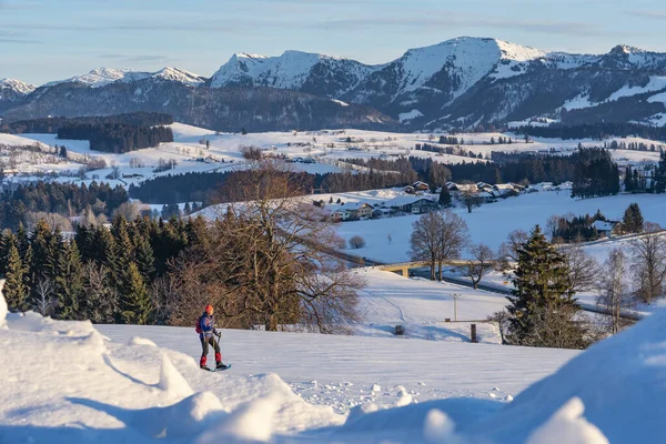 Active Senior Woman Snowshoeing Allgaeu Alps Oberstaufen Baviera Alemanha — Fotografia de Stock