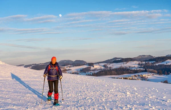 Mujer Mayor Activa Raquetas Nieve Los Alpes Allgaeu Cerca Oberstaufen —  Fotos de Stock