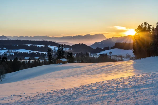 Avusturya 'nın Vorarlberg kentindeki Bregenzer Wald bölgesinde gün batımı. İsviçre' nin Saentis Dağı 'nın muhteşem manzarası.