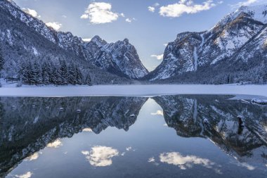 Soğuk kış sabahında manzara fotoğrafçılığı kısmen donmuş Lago Dobbiaco, Dolomites, Three Peaks Dolomites, South Tyrol, İtalya 'da gün doğumunda çekildi.