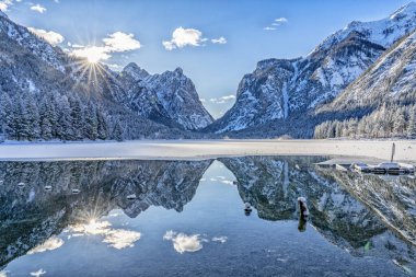Soğuk kış sabahında manzara fotoğrafçılığı kısmen donmuş Lago Dobbiaco, Dolomites, Three Peaks Dolomites, South Tyrol, İtalya 'da gün doğumunda çekildi.