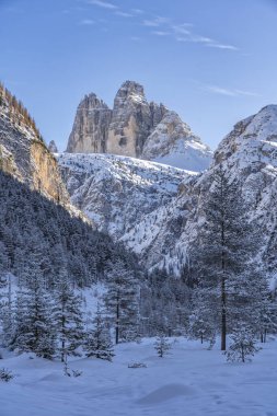 Toblach ve Innichen yakınlarındaki Three Peaks Dolomites bölgesinde kış dağı manzarası, Güney Tyrol, İtalya, manzara fotoğrafı