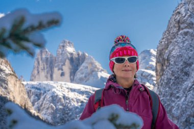 İtalya 'nın güneyindeki Toblach kasabası yakınlarındaki ünlü Üç Tepe' nin altındaki muhteşem Hoehlenstein Vadisi 'nde kar ayakkabısı giyen aktif son sınıf öğrencisi kadın.