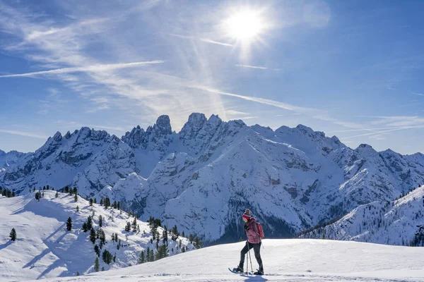 Bela Mulher Ativa Snowshoeing Sob Famosos Três Picos Prato Piazzo — Fotografia de Stock