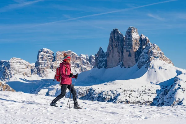 Ωραία Ενεργή Γυναίκα Μέσης Ηλικίας Snowshoeing Κάτω Από Περίφημο Three — Φωτογραφία Αρχείου