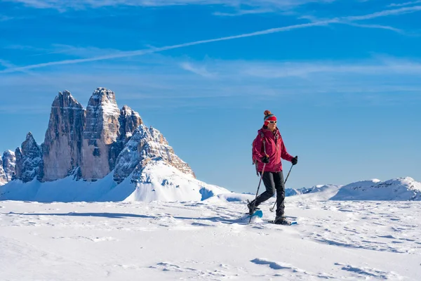 Ωραία Ενεργή Γυναίκα Μέσης Ηλικίας Snowshoeing Κάτω Από Περίφημο Three — Φωτογραφία Αρχείου