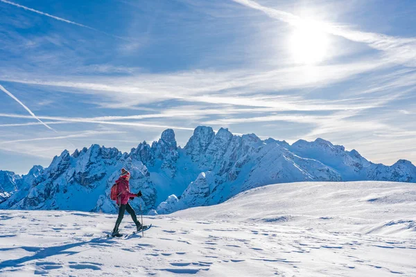 Bela Mulher Ativa Snowshoeing Sob Famosos Três Picos Prato Piazzo — Fotografia de Stock