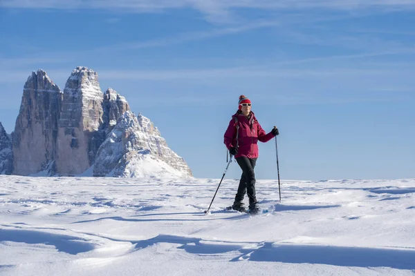 ยกลางคนท ความกระต Snowshoeing ภายใต ยอดเขาสามท งจาก Prato Piazzo นไปมอนเตสเปนในพ Dolomites — ภาพถ่ายสต็อก