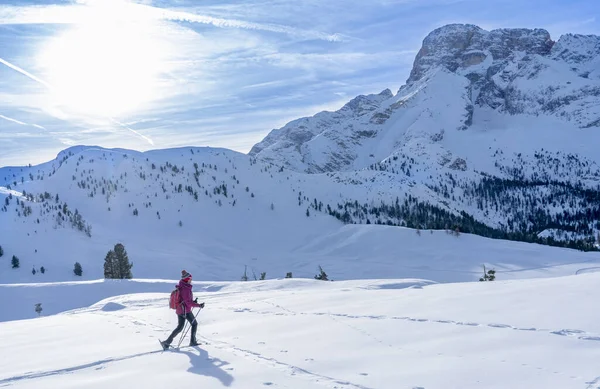Beautiful Active Woman Snowshoeing Famous Three Peaks Prato Piazzo Monte — Stockfoto