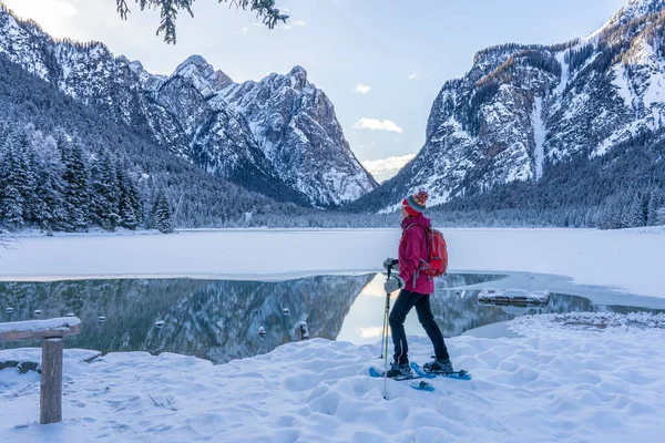Nice Active Woman Snowshoeing Cold Winter Morning Shore Lago Dobbiaco — Stock Photo, Image
