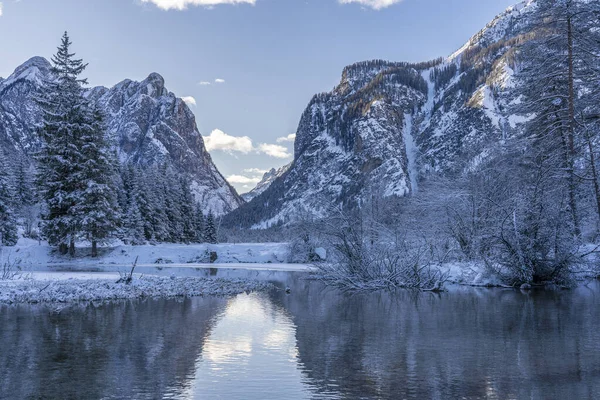 Landschaftsaufnahmen Kalten Wintermorgen Bei Sonnenaufgang Teilweise Zugefrorenen Toblacher See Dolomiten — Stockfoto