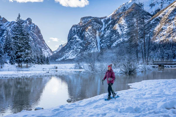 Schöne Aktive Frau Beim Schneeschuhwandern Einem Kalten Wintermorgen Ufer Des — Stockfoto