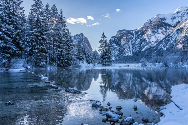 Landschaftsaufnahmen Kalten Wintermorgen Bei Sonnenaufgang Teilweise Zugefrorenen Toblacher See Dolomiten — Stockfoto
