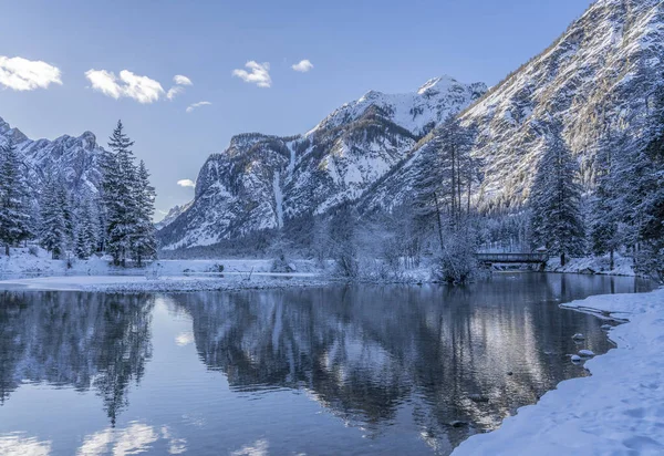 Landschaftsaufnahmen Kalten Wintermorgen Bei Sonnenaufgang Teilweise Zugefrorenen Toblacher See Dolomiten — Stockfoto