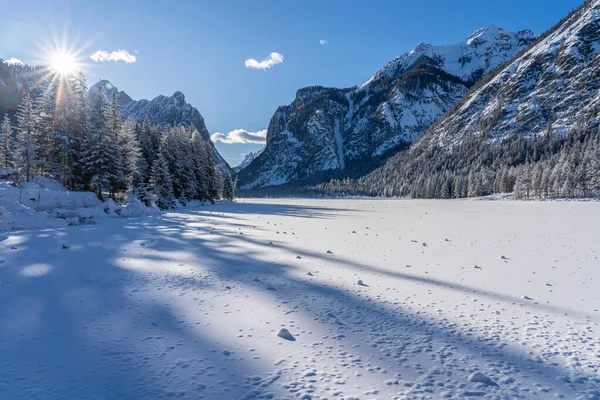 Fotografia Paisagem Frio Manhã Inverno Nascer Sol Parcialmente Congelado Lago — Fotografia de Stock