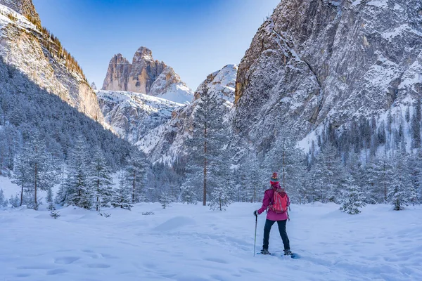 Ενεργή Ηλικιωμένη Γυναίκα Snowshoeing Στην Εντυπωσιακή Κοιλάδα Hoehlenstein Κάτω Από — Φωτογραφία Αρχείου