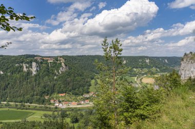 Beuron an Sigmaringen, Baden-Wurttemberg, Almanya arasındaki Tuna Vadisi 'ndeki kayalık arazi