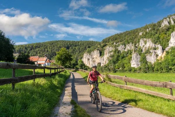 Hermosa Mujer Mayor Activa Bicicleta Con Bicicleta Montaña Eléctrica Rocoso — Foto de Stock