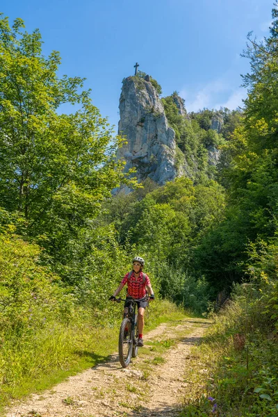 Schöne Aktive Seniorin Radelt Mit Ihrem Elektro Mountainbike Felsigen Oberen — Stockfoto