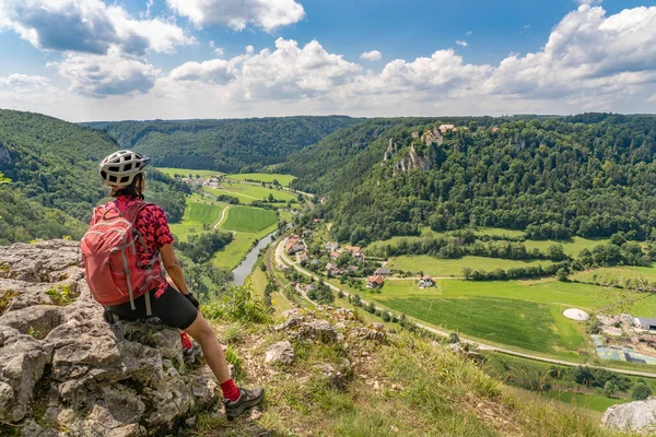 Mooie Actieve Seniorenvrouw Fietsend Met Haar Elektrische Mountainbike Het Rotsachtige — Stockfoto