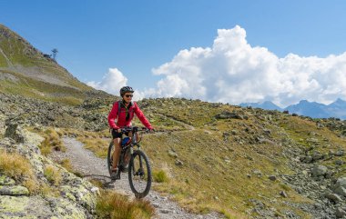 Aktif son sınıf öğrencisi, Saint Moritz, Engadin, Graubuenden, İsviçre 'nin yukarısındaki ünlü Suvretta kavşağında bisiklet sürüyor.