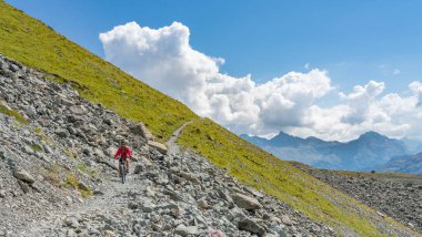 Aktif son sınıf öğrencisi, Saint Moritz, Engadin, Graubuenden, İsviçre 'nin yukarısındaki ünlü Suvretta kavşağında bisiklet sürüyor.