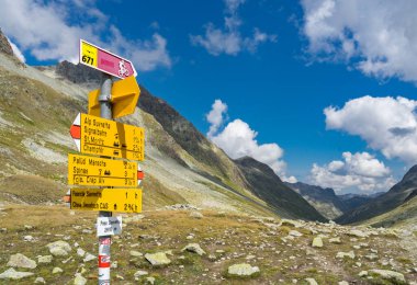 İsviçre, St. Moritz yakınlarındaki Engadin dağlarındaki işaret levhası dağ bisikletini ve yürüyüş yollarını gösteriyor.