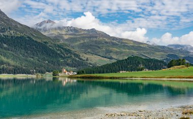 Silvaplana Gölü 'ndeki Silvaplana Surlej kalesinde Piz Lunghin, Engadin, Graubuenden, İsviçre