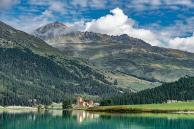 Silvaplana Gölü 'ndeki Silvaplana Surlej kalesinde Piz Lunghin, Engadin, Graubuenden, İsviçre