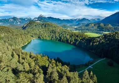 Almanya 'nın Bavyera eyaletinin Fuessen kenti yakınlarındaki doğu Allgaeu' deki Alatsee Gölü 'ndeki Alp arazisinin havadan çekilmiş fotoğrafı.