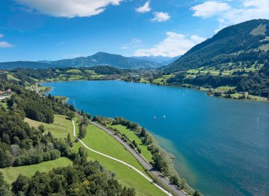 Allgaeu Alplerinde Immenstadt yakınlarındaki Alpsee Gölü 'nün havadan çekilmiş fotoğrafı, Bavyera, Almanya
