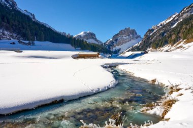 İsviçre, Canton Appenzell 'deki Alpstein Dağları' nda karlı kış manzarası
