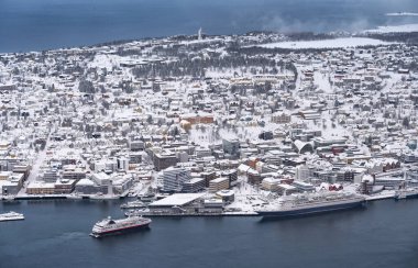 Kuzey Norveç 'te, kutup gecesinin bitiminde şafak vakti Tromsoe şehrinin hava fotoğrafı.