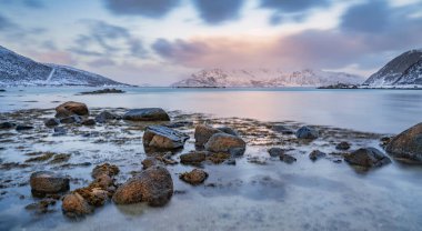 Kuzey Norveç, Tromso yakınlarındaki Kvalya Adası ve fiyortta kış manzarası