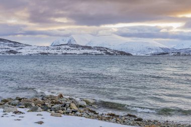 Kuzey Norveç, Tromso yakınlarındaki Kvalya Adası ve fiyortta kış manzarası