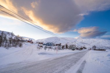 Norveç 'in kuzeyindeki Tromsoe yakınlarındaki Kvaloeya Adası' nda dramatik gökyüzü manzaralı kışın manzarası.