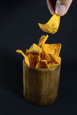 Bu meyve, cecenet, cecendet, yor-nyoran ve kopok-kopokan gibi çeşitli bölgesel isimlerle de bilinir..