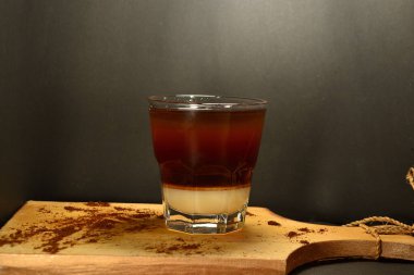 Bardağın altında kremalı sade kahve.