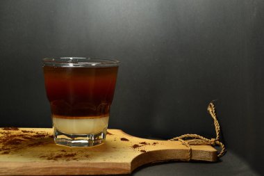 Bardağın altında kremalı sade kahve.