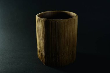 Siyah arka planda eşsiz bir bambu camı.