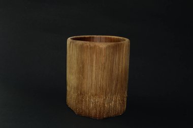 Siyah arka planda eşsiz bir bambu camı.