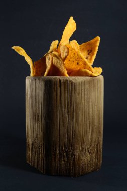 Siyah arka planda bambu camlı tortilla atıştırmalığı.