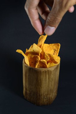 Siyah arka planda bambu camlı tortilla atıştırmalığı.