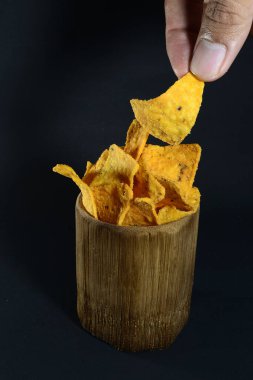 Siyah arka planda bambu camlı tortilla atıştırmalığı.