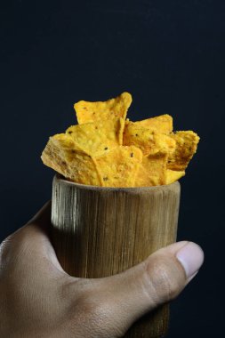 Siyah arka planda bambu camlı tortilla atıştırmalığı.