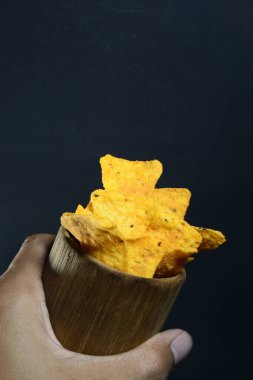 Siyah arka planda bambu camlı tortilla atıştırmalığı.